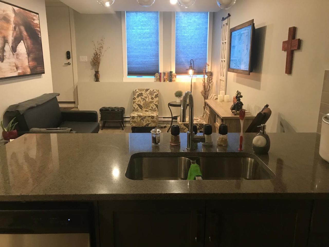 Home Sweet Condo Calgary Zewnętrze zdjęcie